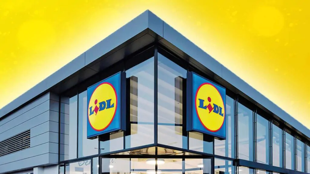 nuovo Lidl a Napoli con giardino e giostre bimbi