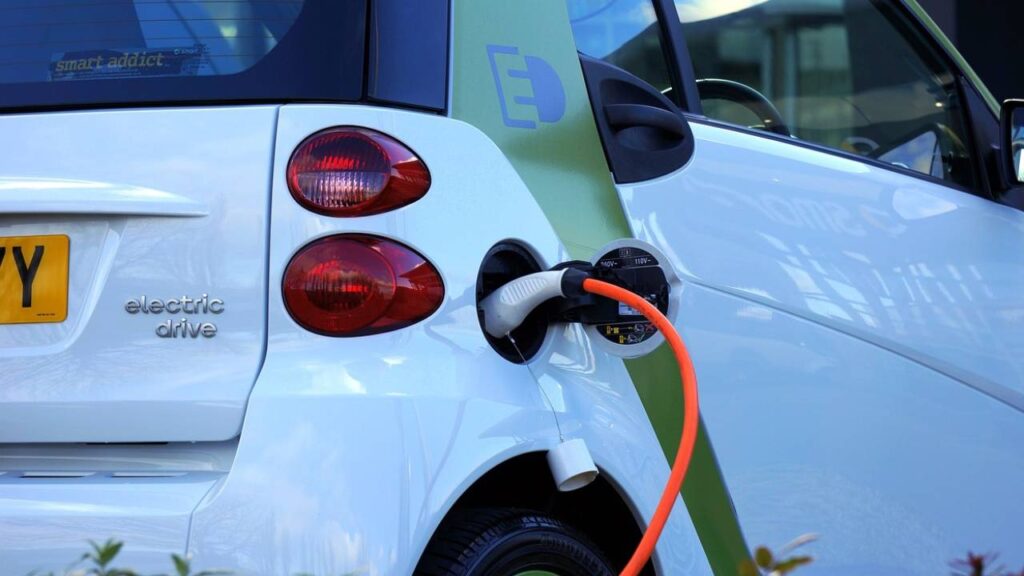 Auto elettriche, boom di stazioni di ricarica in città