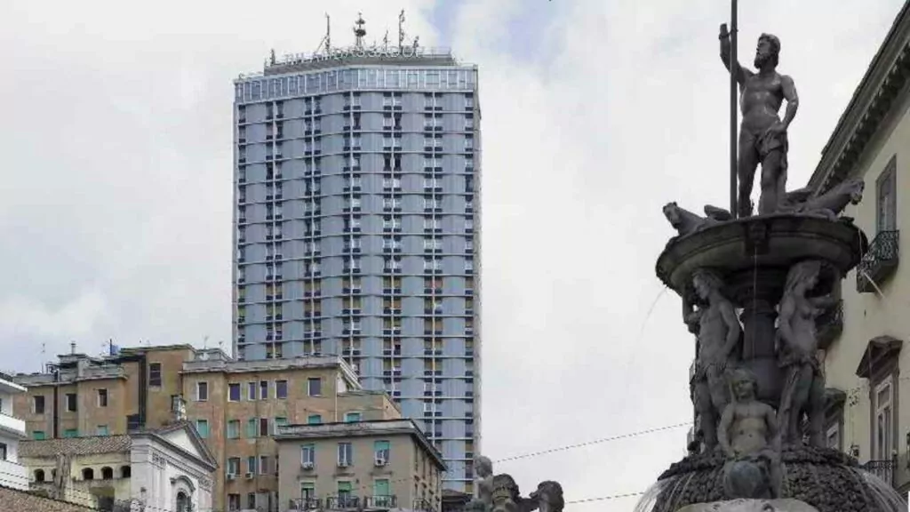 Questo è l'hotel più alto di tutta Napoli: colosso da 100 metri