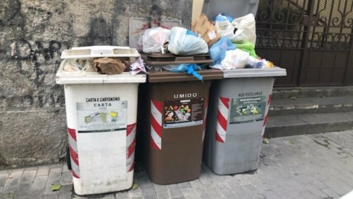 cassonetti rifiuti centro napoli