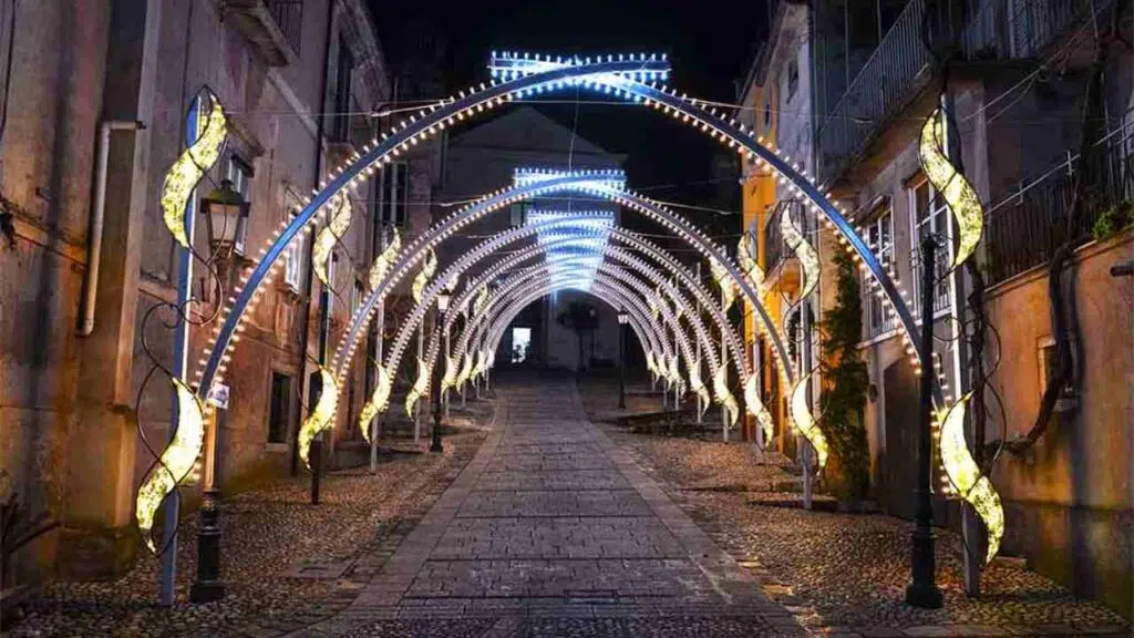 Non solo a Salerno, luci d'artista anche in questo borgo medievale