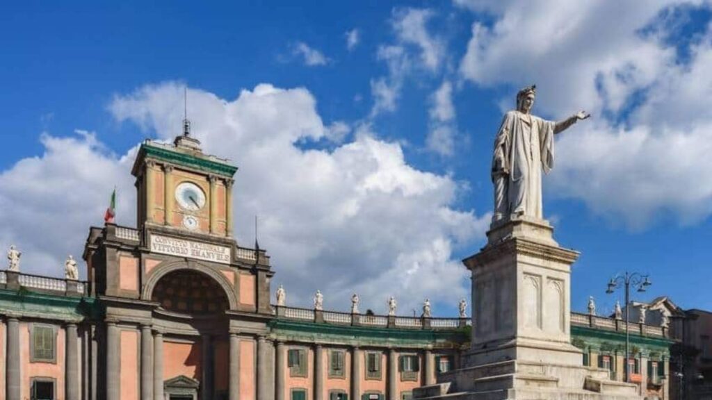 Cosa rappresenta esattamente il Foro Carolino di Piazza Dante