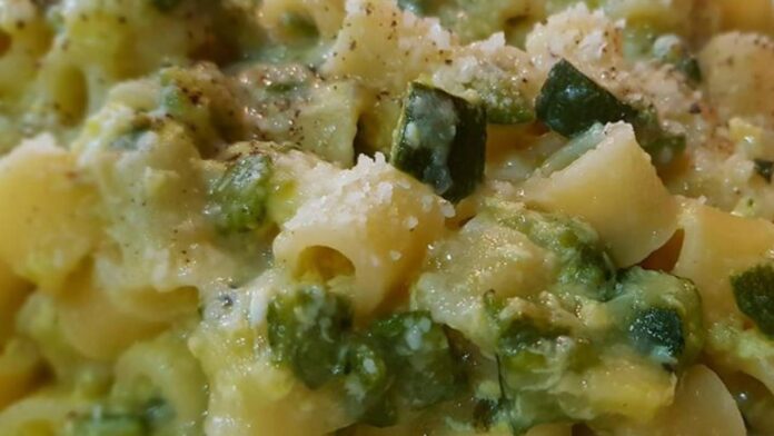 Pasta e zucchine alla napoletana: la ricetta della tradizione delle nonne