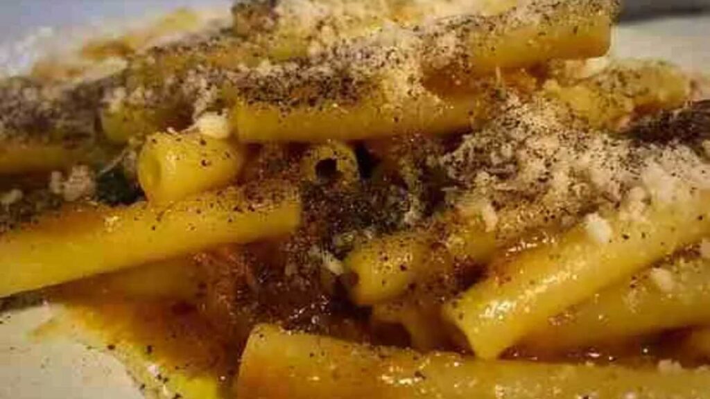 Ziti spezzati con la genovese: i segreti di una ricetta napoletana storica