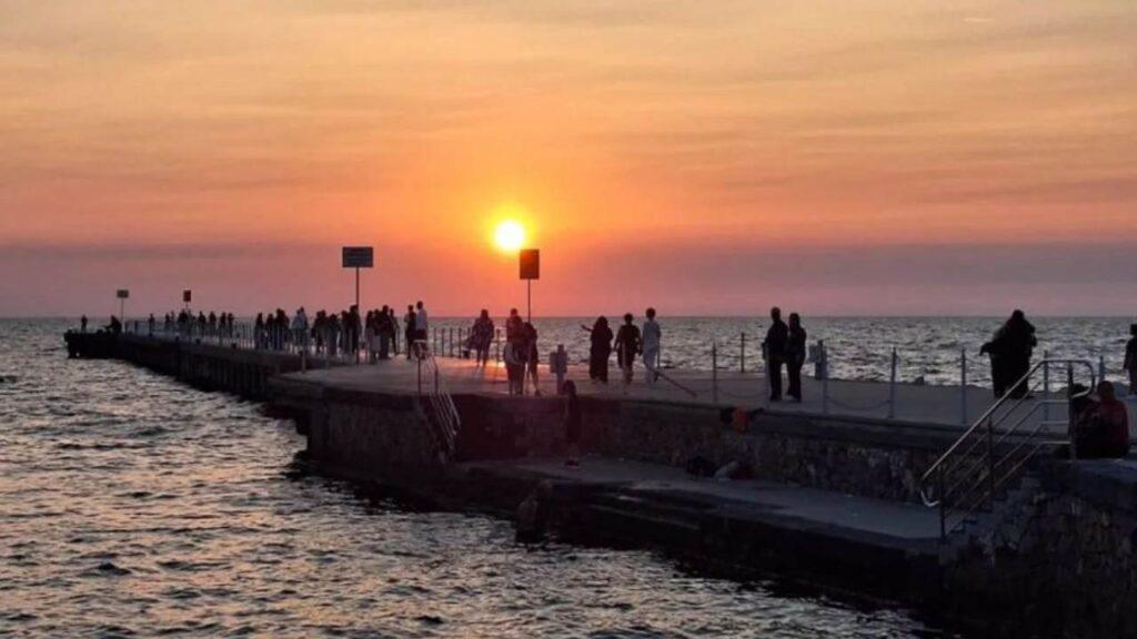 Pontile di Torregaveta: boom di visitatori incantati dal mare di Napoli